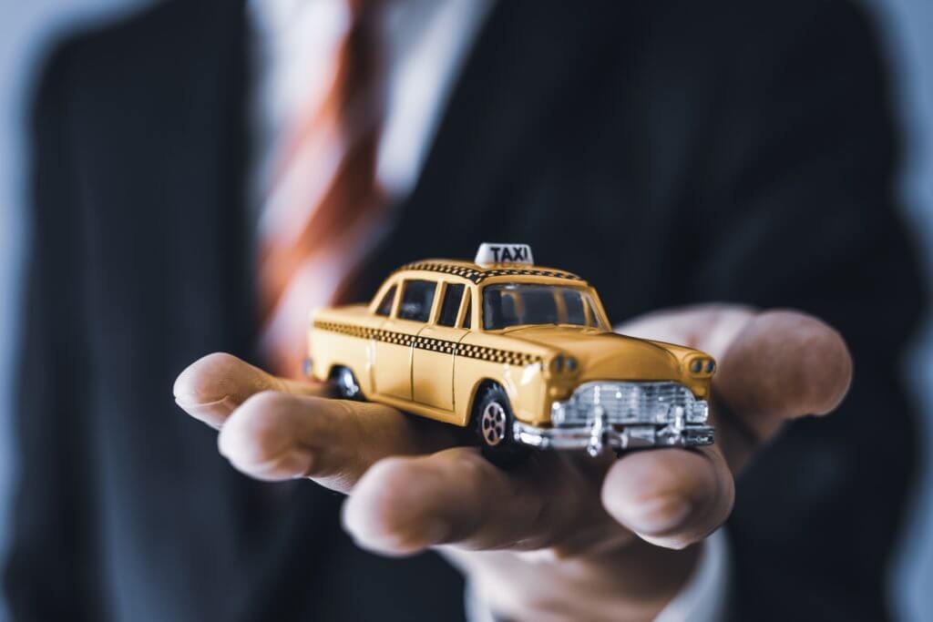 【２分で読める】タクシー転職に必要な知識と適正！はじめてのタクシー運転手のメリットとデメリット